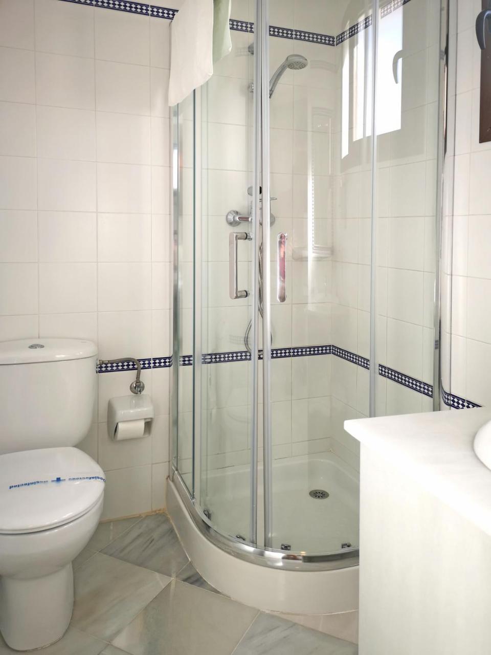 Hostal Bodega Conil De La Frontera Bagian luar foto